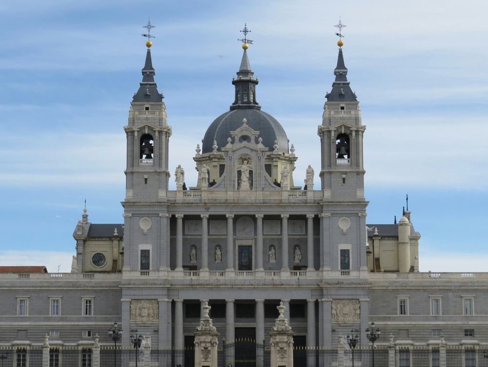 La cúpula de la Catedral de la Almudena de Madrid recortada contra el cielo