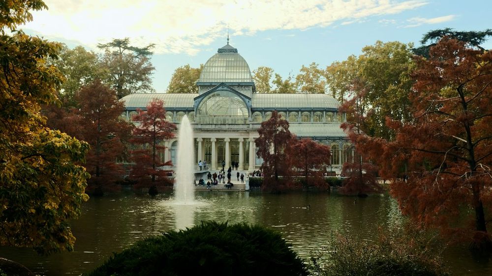 El Palacio de Cristal del parque del Retiro reflejado en su estanque